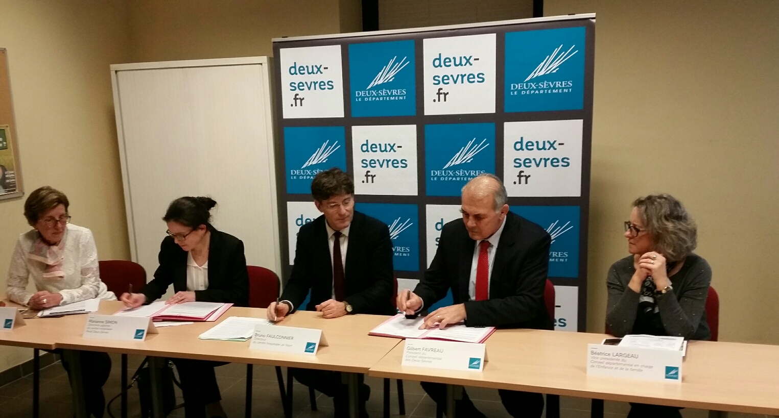 Signature de la convention lundi 14 janvier dans les locaux de l'AMS à Parthenay.