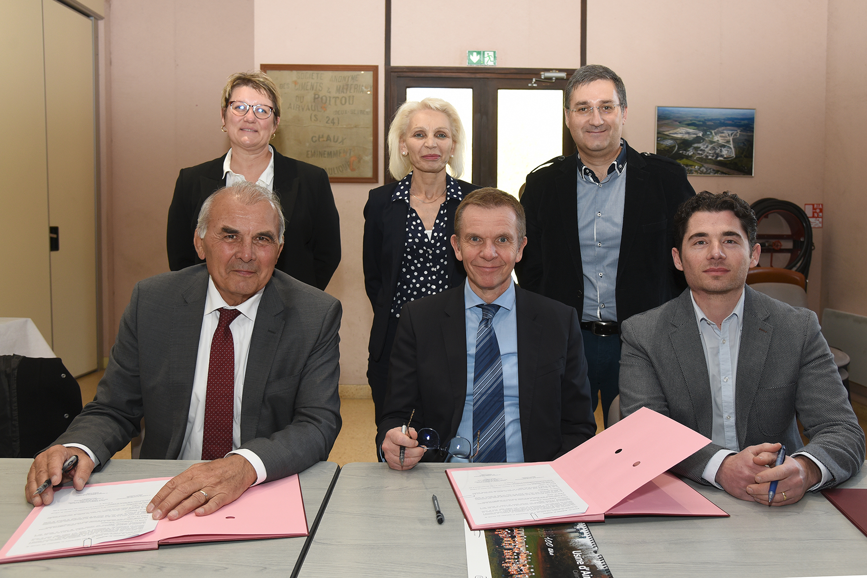 Signature de la convention dans les locaux de Calcia à Airvault.