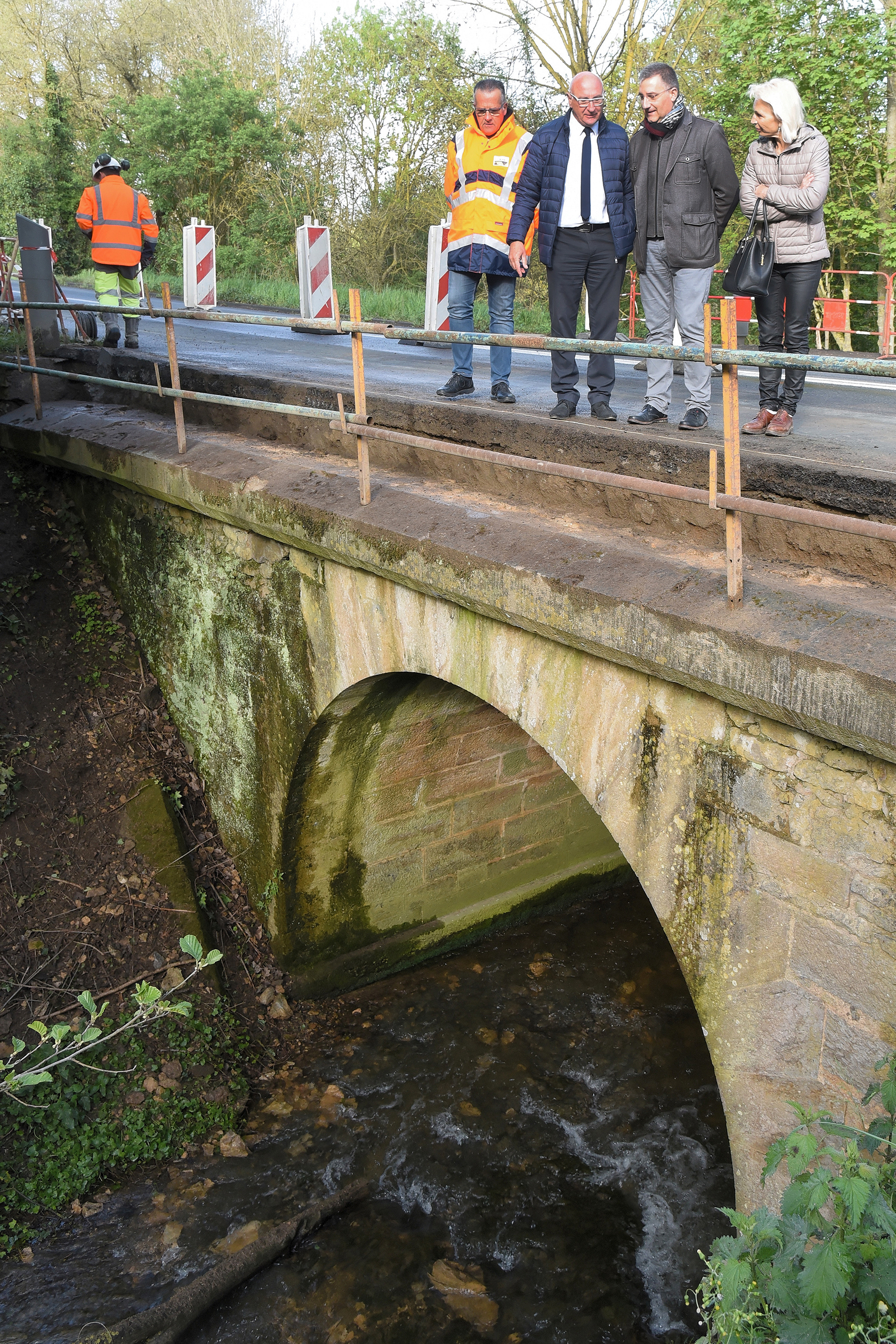 Philippe Brémond, Olivier Fouillet et Maryline Gelée visitent le chantier.