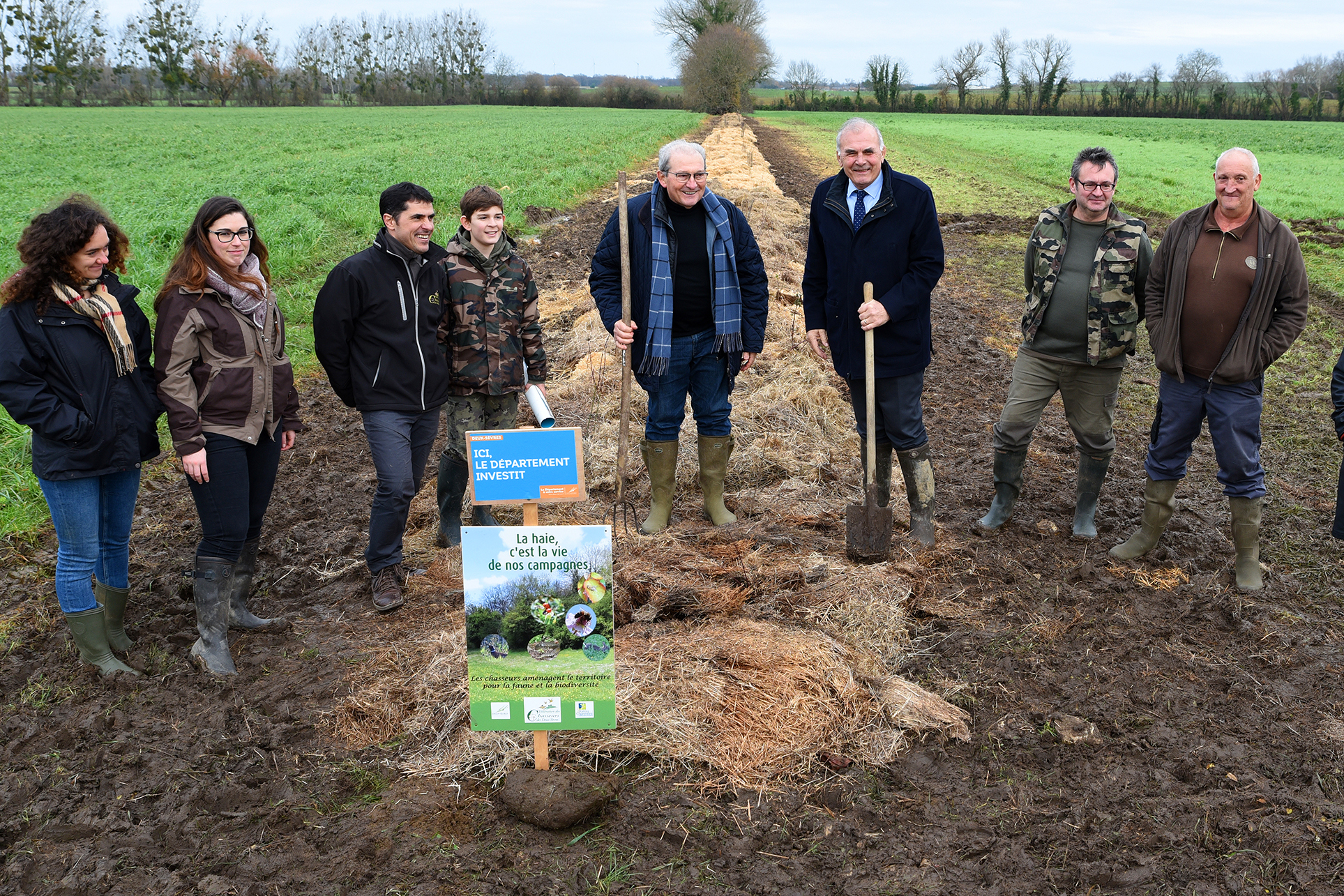 Plantation de haies à Louzy, lundi 16 décembre 2019.