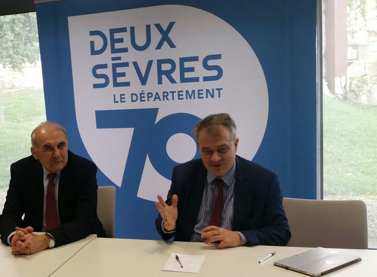 Gilbert Favreau, président du Conseil départemental et Yves Kergall, co-fondateur de Mon Avis citoyen.