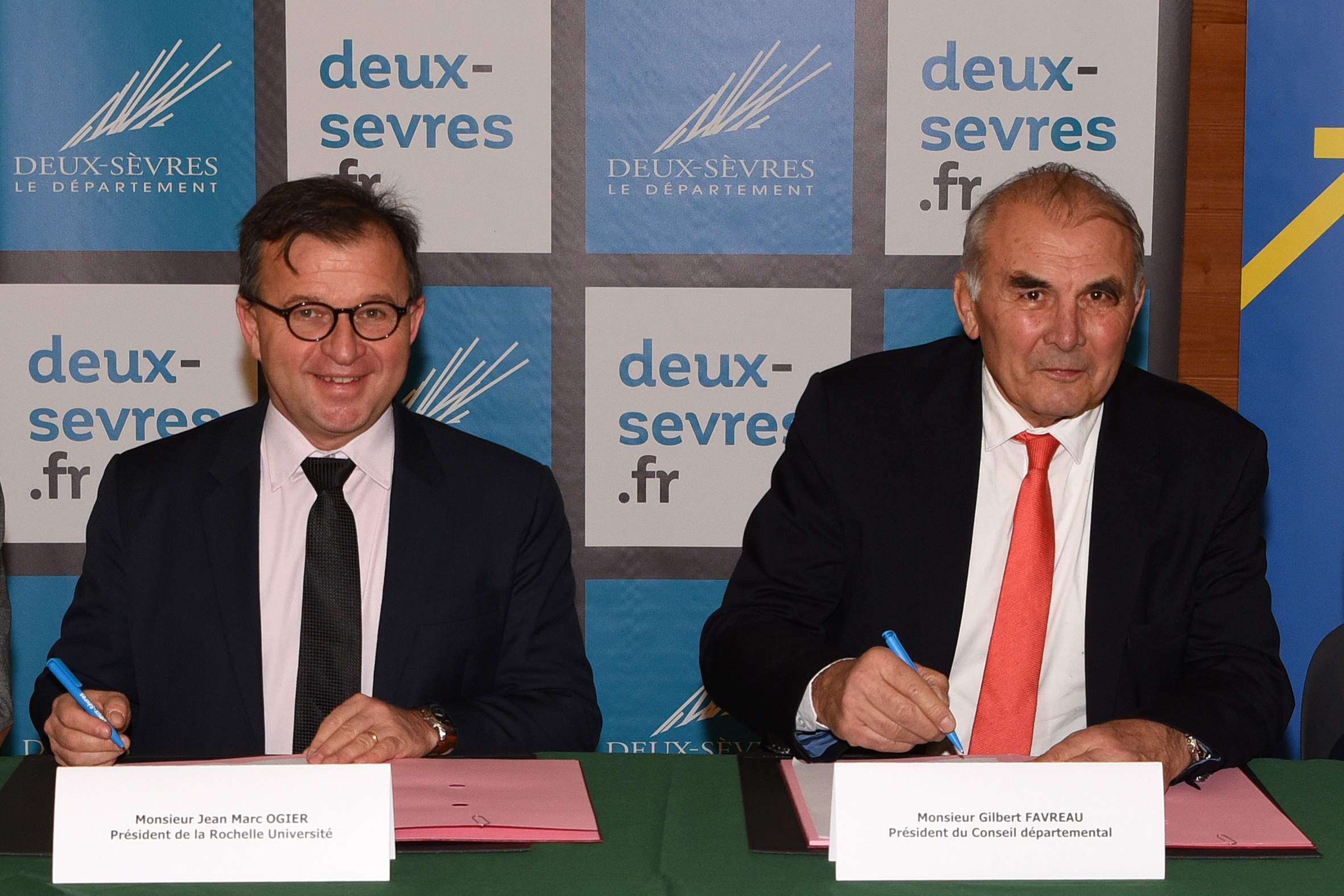 Jean-Marc Ogier, président de La Rochelle Université et Gilbert Favreau, président du Conseil départemental lors de la signature de la convention mercredi 8 janvier 2020 à l'Iffcam.