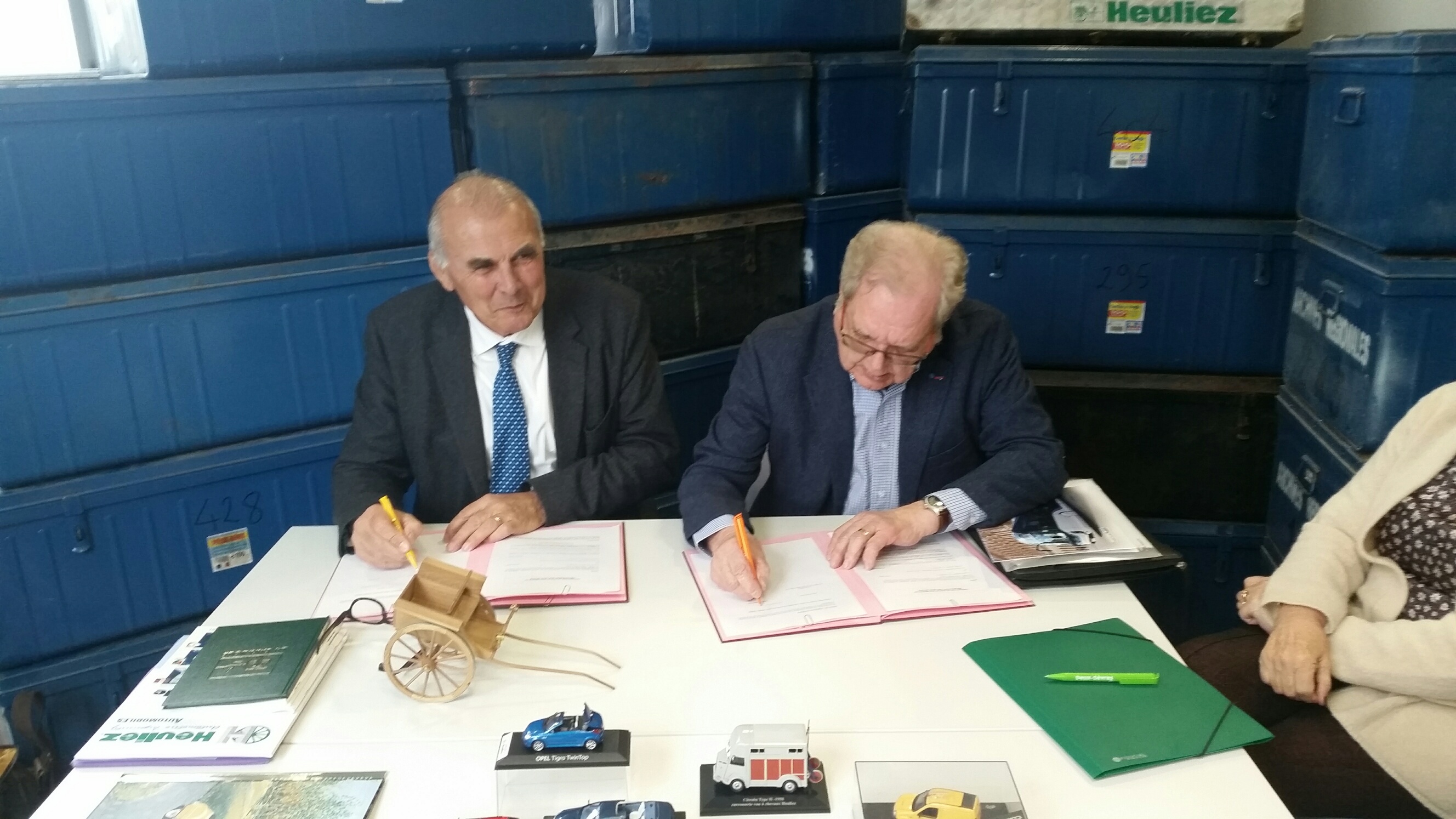 Gilbert Favreau, président du Conseil départemental des Deux-Sèvres, aux côtés de Gérard Quéveau lors de la signature de la convention de don du fonds d'archives de l'entreprise Heuliez.