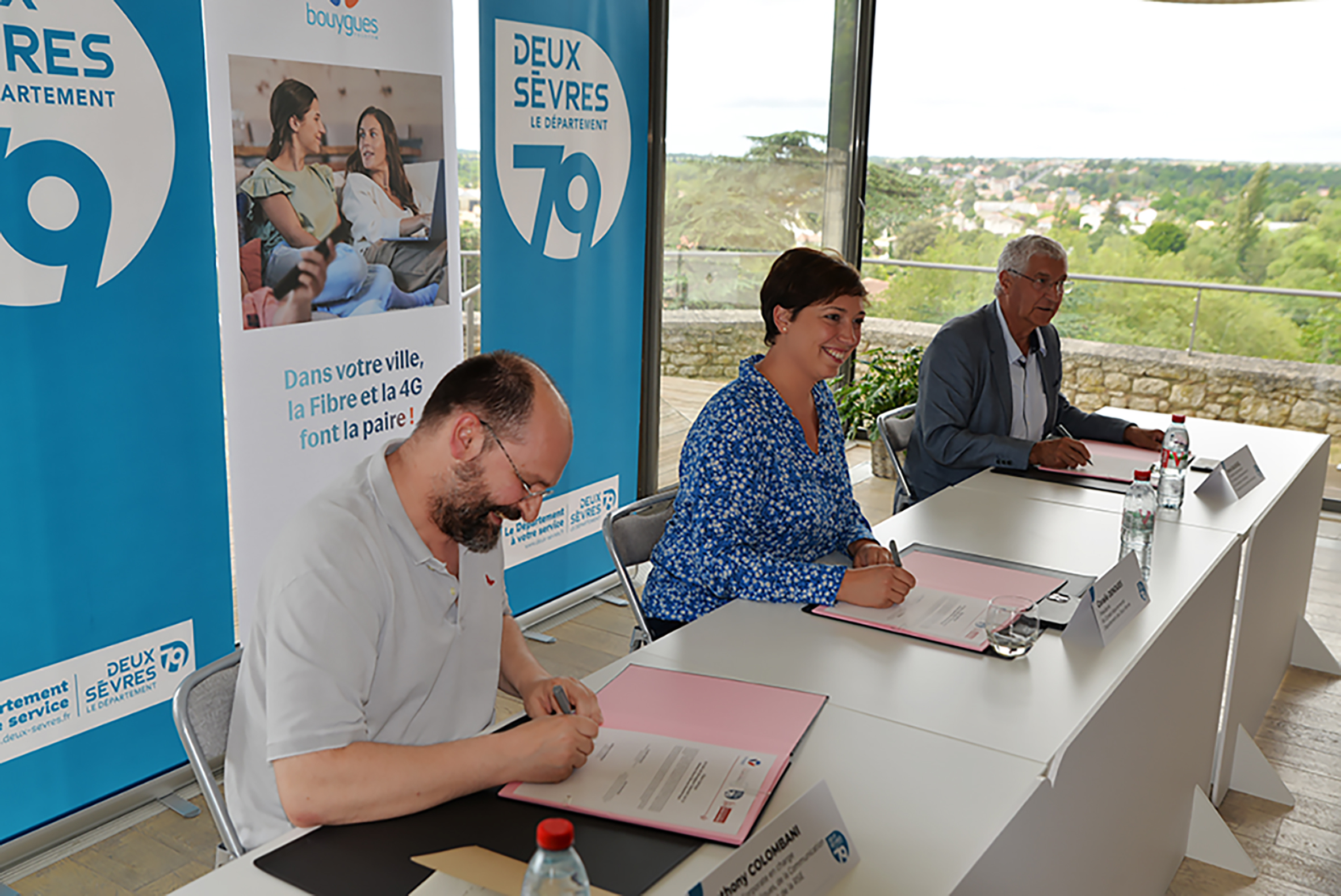 Signature entre le Département et Bouygues le 23 mai 2022 à Niort.