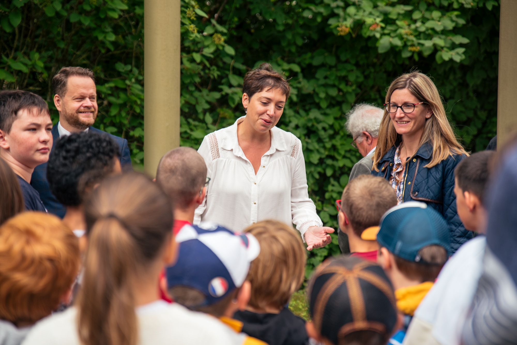 Coralie Dénoues, présidente du Conseil  départemental aux côtés de Séverine Vachon, vice-présidente en charge du  développement durable, des PNR et des ENS et d’Arnaud Leclerc, directeur  académique des services de l’Education nationale.