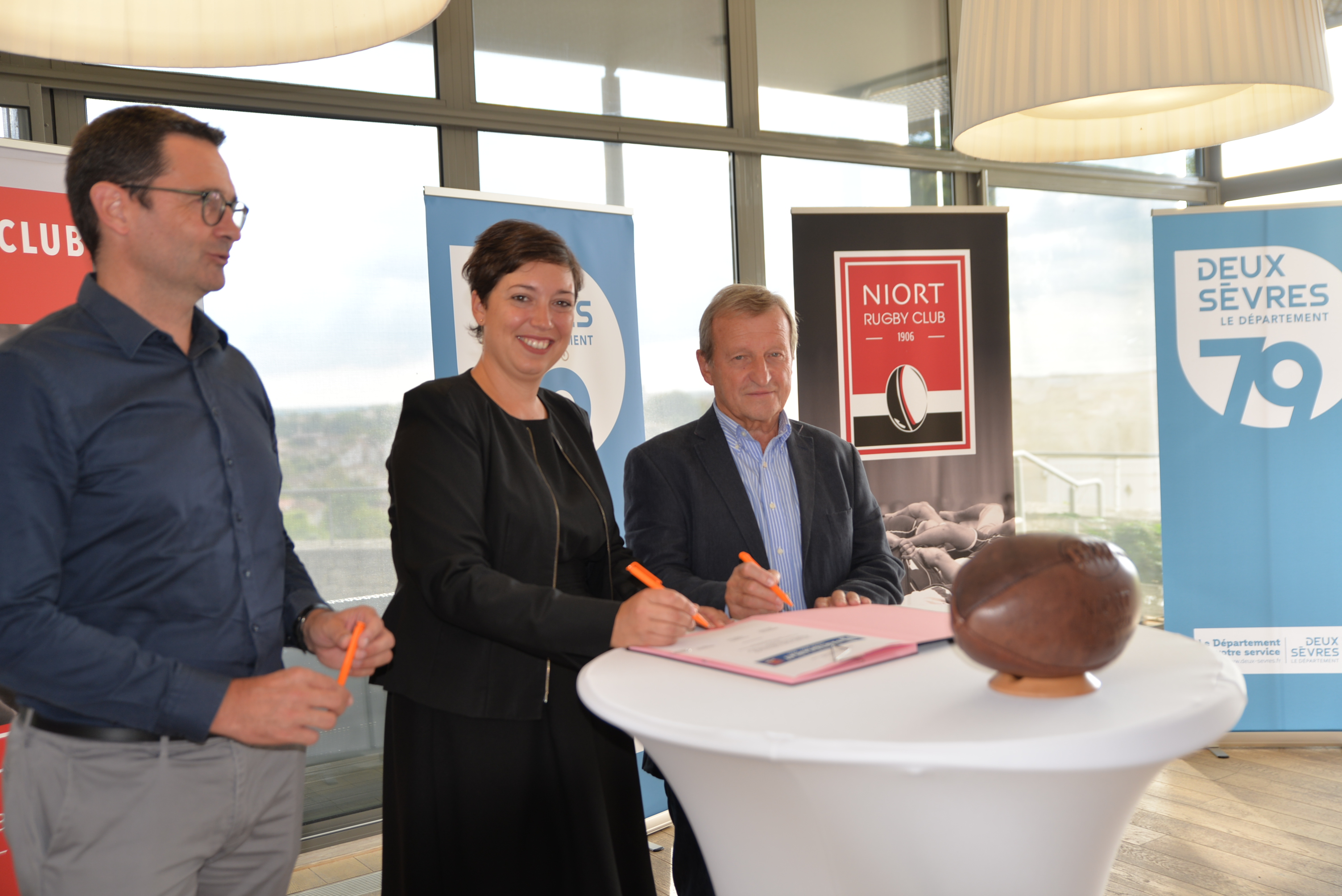 Le Département des Deux-Sèvres a renforcé son soutien par la signature d’un partenariat avec le club ce jeudi 25 août 2022 à la Maison du Département à Niort.