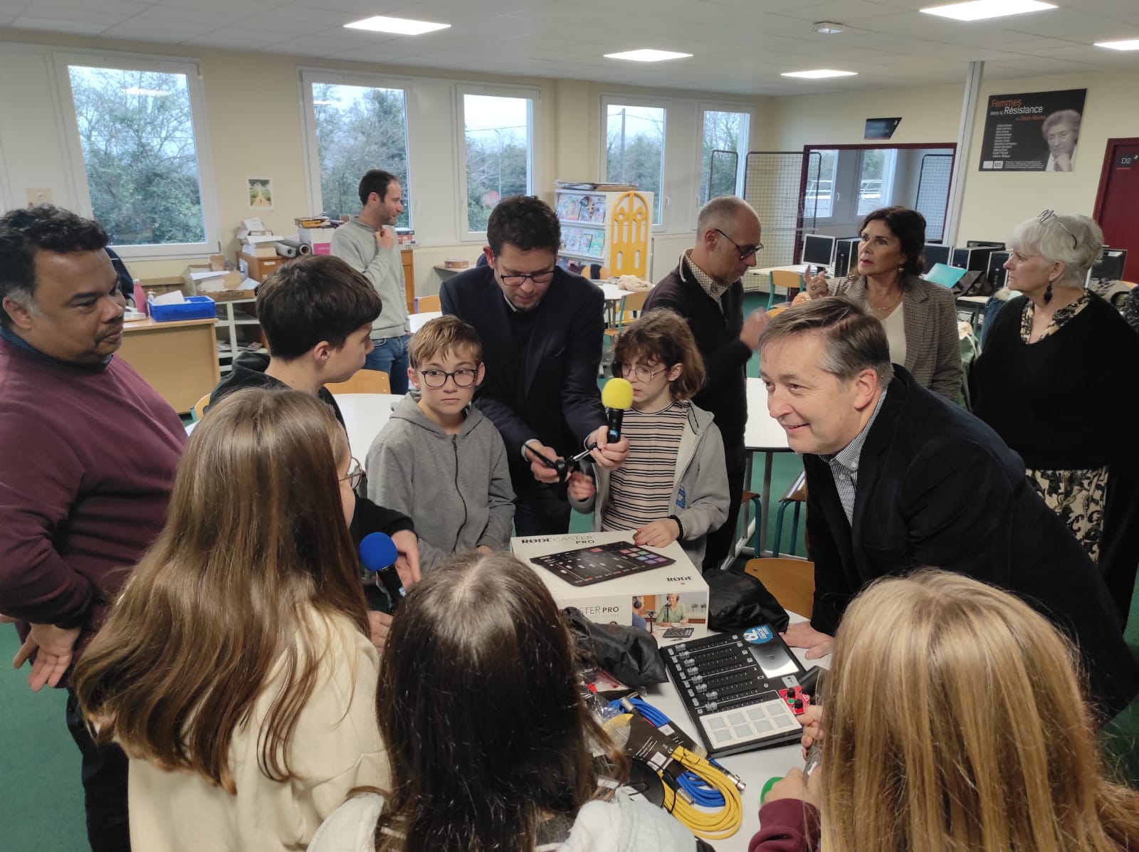 Remise du kit web radio au collège Jean=Rostand à Thouars.