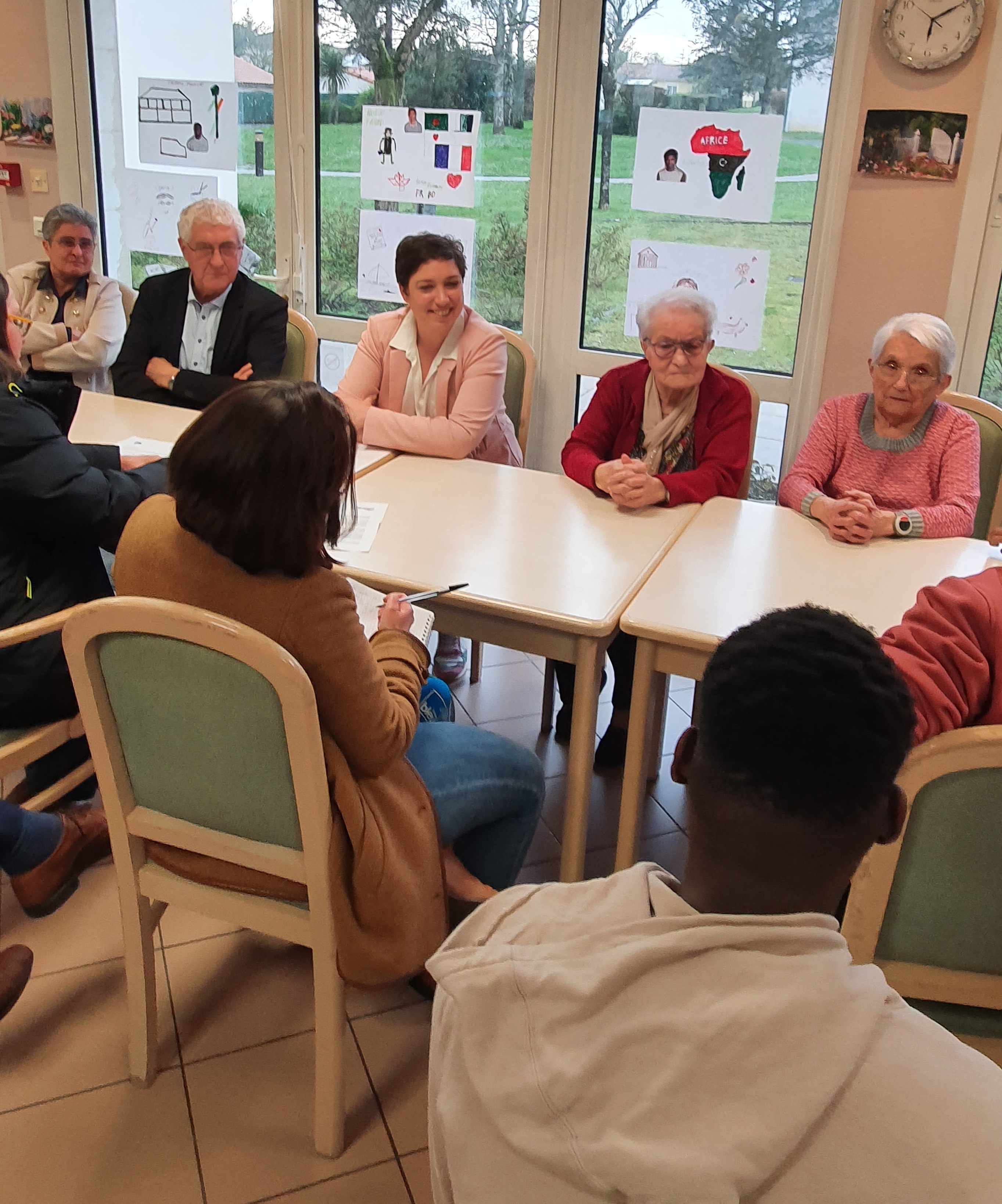 Rencontre avec les personnes âgées et les jeunes à la résidence intergénérationnelle de Sciecq.