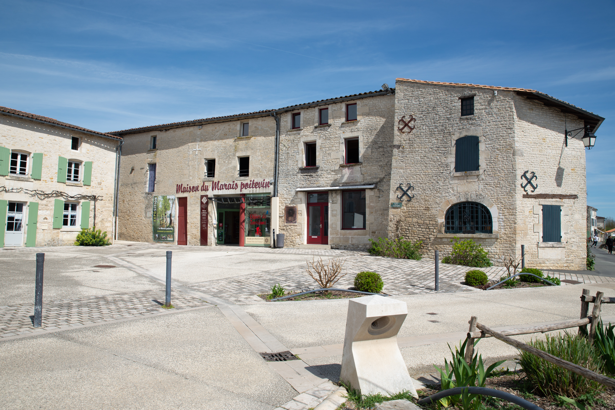 La Maison du marais poitevin est située à Coulon.