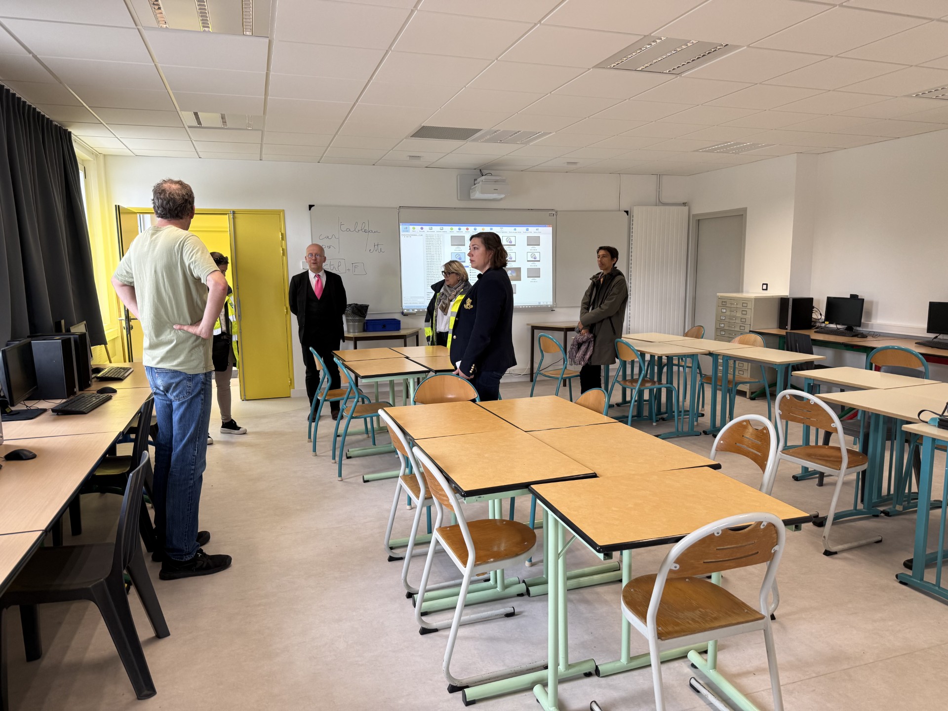 La Présidente du Département des Deux-Sèvres, Coralie Dénoues, s’est rendue sur le chantier du collège Philippe de Commynes à Niort, pour constater l’avancement des travaux.