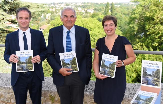 David Charbonneau, directeur de la mission tourisme au Département ; Gilbert Favreau, président du Conseil départemental des Deux-Sèvres et Coralie Dénoues, conseillère départementale en charge du tourisme.