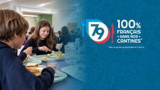 Des élèves mangent à la cantine. Texte : 100 % français dans nos cantines